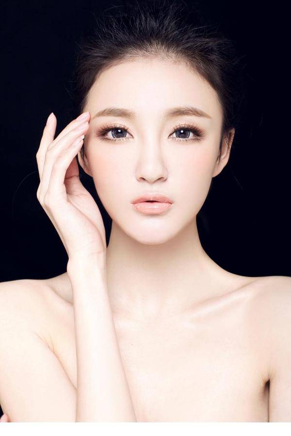 中国女明星刘雨欣白皙肌肤高清写真