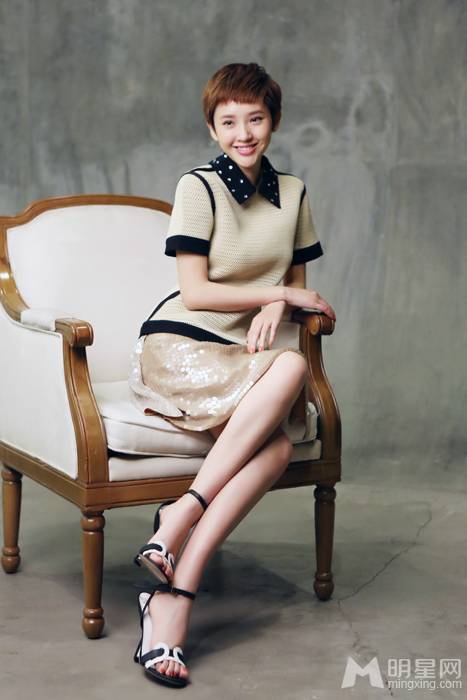 遂宁明星唐艺昕俏丽短发活力十足