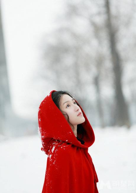 美人心计演员苏青冬日户外写真