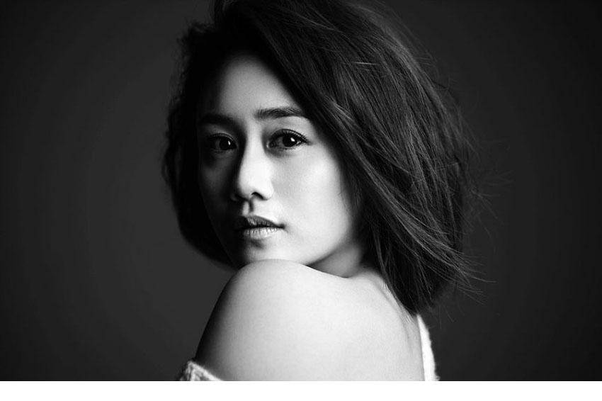 刘云半露香肩大胆诱惑写真图片