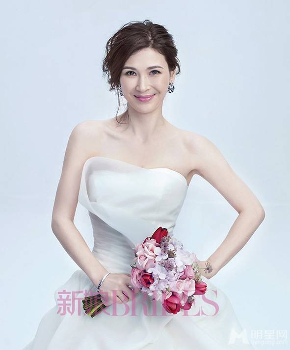 影视演员童蕾披婚纱写真幸福洋溢