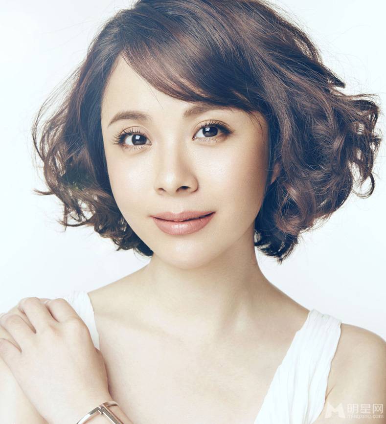 演员杨若兮尽显小女人温婉写真照片