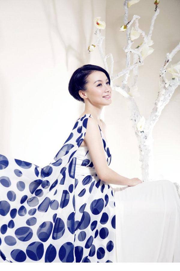 时尚美女明星姚芊羽小露香肩图片