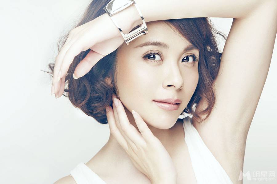 演员杨若兮尽显小女人温婉写真照片