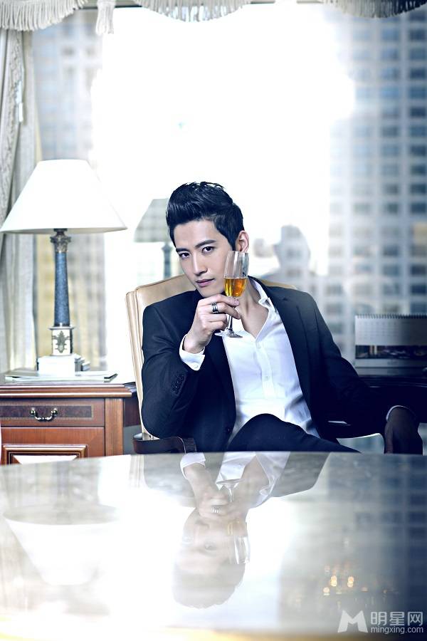 中国时尚男星张峻宁俊美写真照