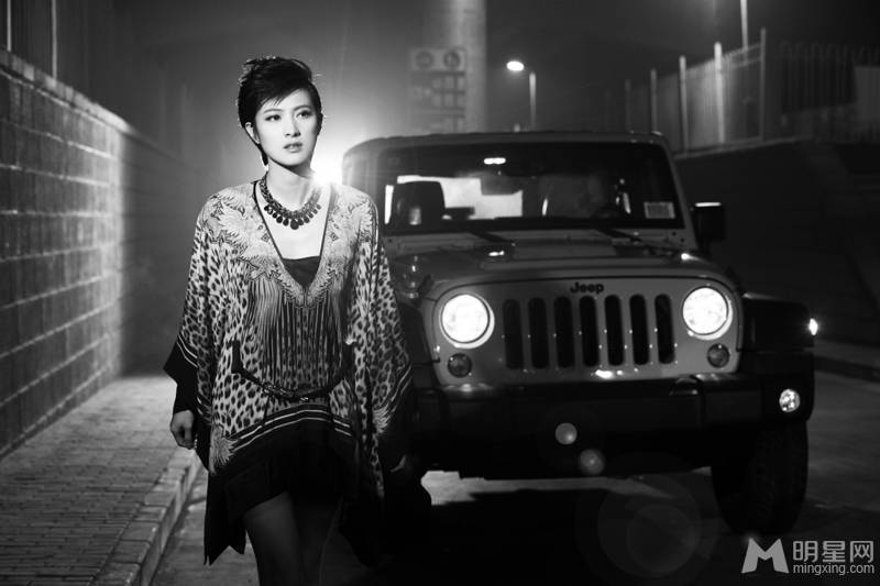 美女演员隋俊波黑白写真图片