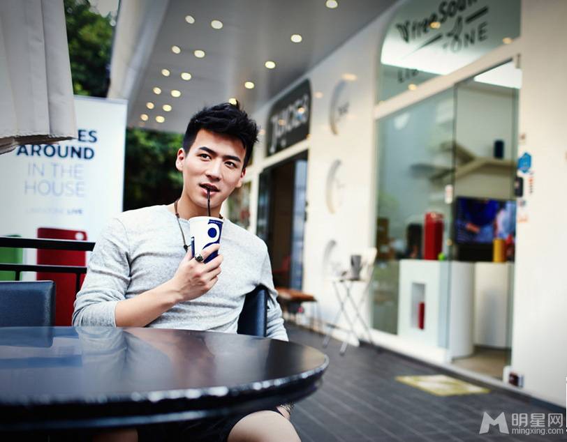 花样美男魏千翔时尚清新街拍