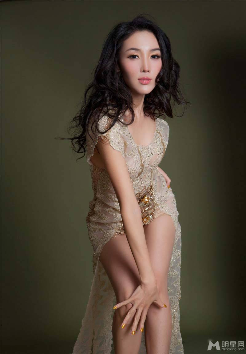 阿�那性感露背长裙图片写真