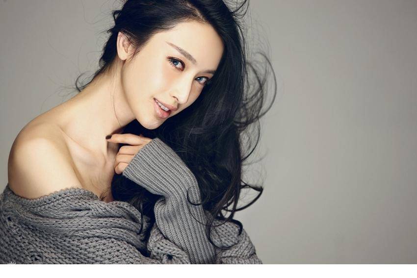 张俪穿毛衣小露香肩部位图