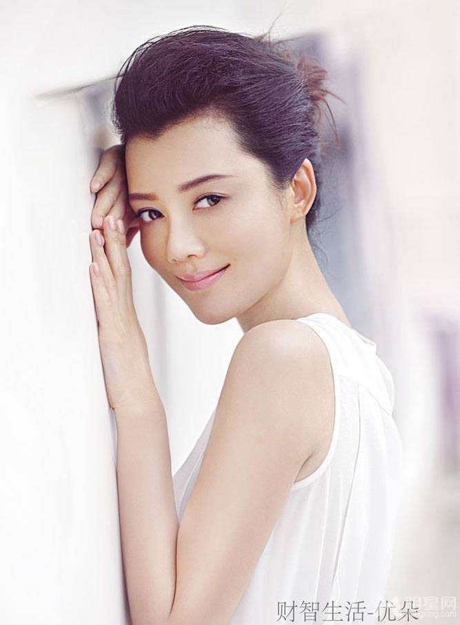 影视明星车晓笑容甜美清新出境