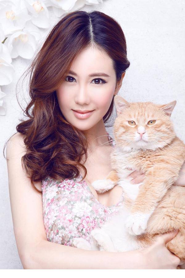 美女演员于咏琳与萌猫亲密互动写真