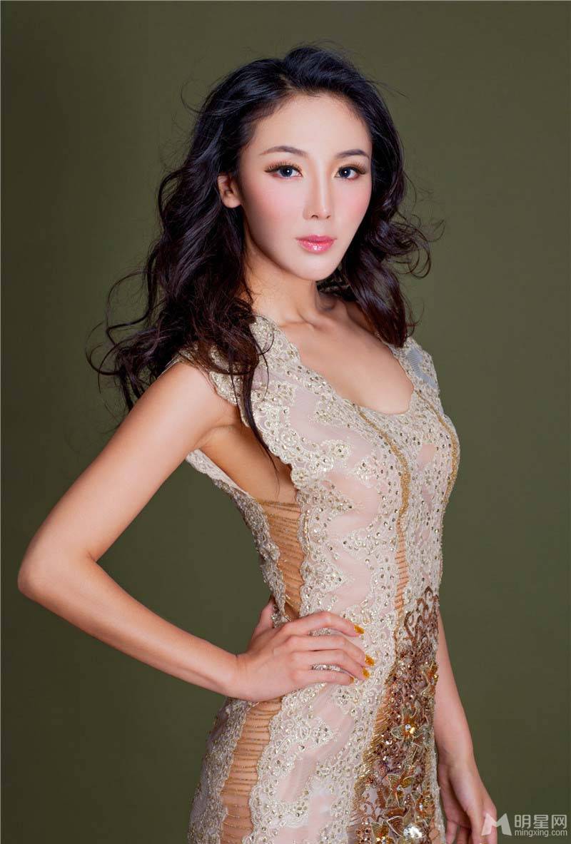阿�那性感露背长裙图片写真