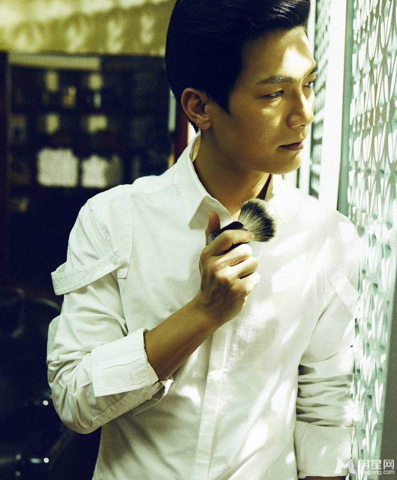 男明星陈楚生英伦风帅气写真