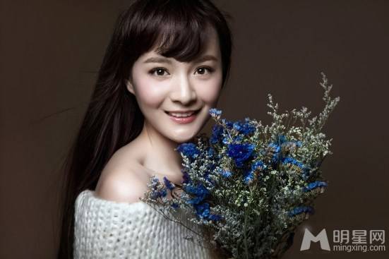 北影学霸校花李依伊小露香肩性感迷人