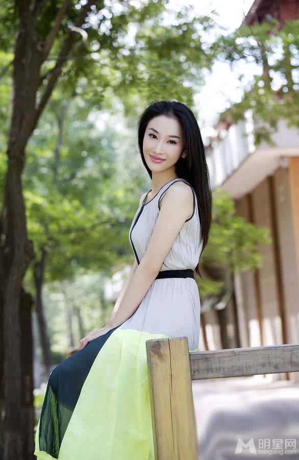 中国清新气质女星朱子岩初秋户外写真