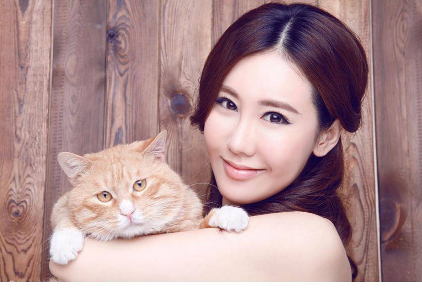美女演员于咏琳与萌猫亲密互动写真