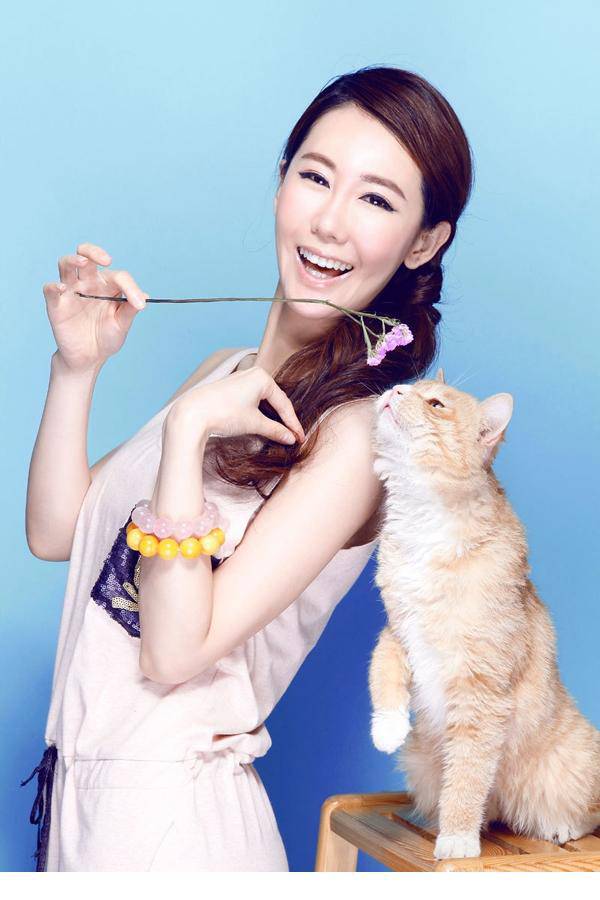 美女演员于咏琳与萌猫亲密互动写真