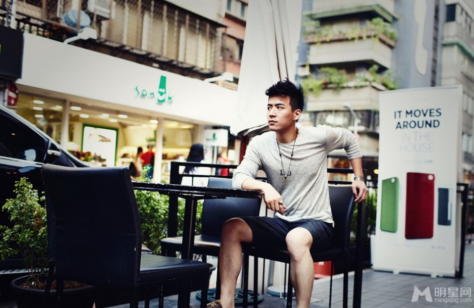 花样美男魏千翔时尚清新街拍