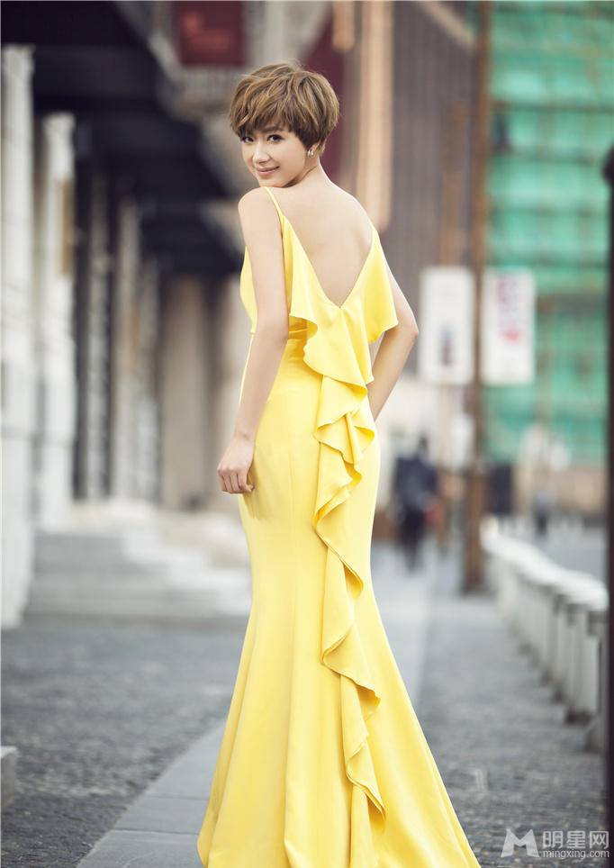 中国实力女演员万茜裸背长裙秀曼妙身姿