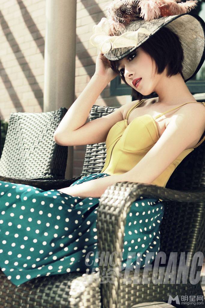 最具人气女演员万茜全新时尚大片