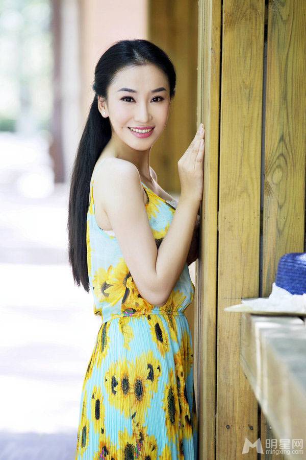 中国古典美女明星朱子岩演绎夏日浪漫风情