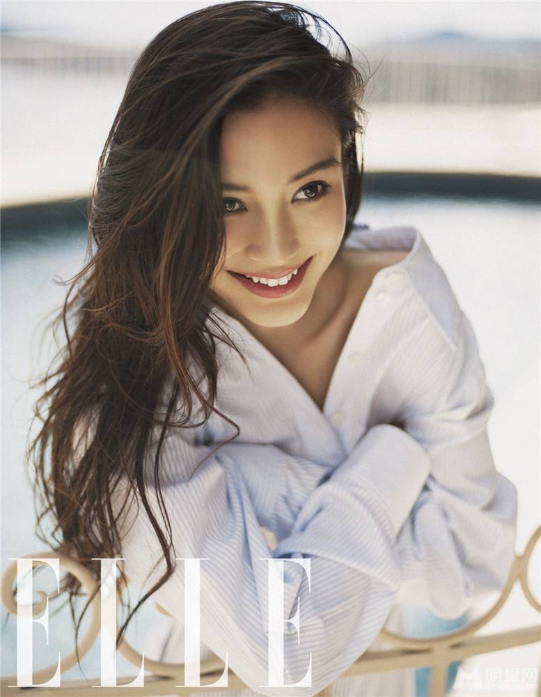 奔跑吧女神Angelababy露背装展迷人姿态