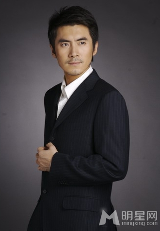 黄子腾诠释成熟魅力男人形象写真照