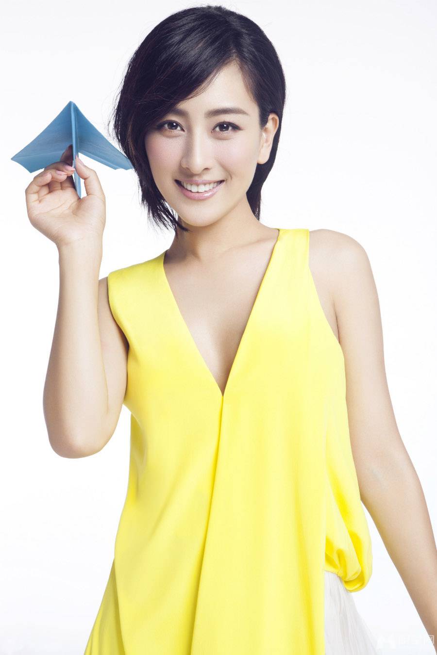 电影明星马苏黄色深V裙装俏皮又不失性感