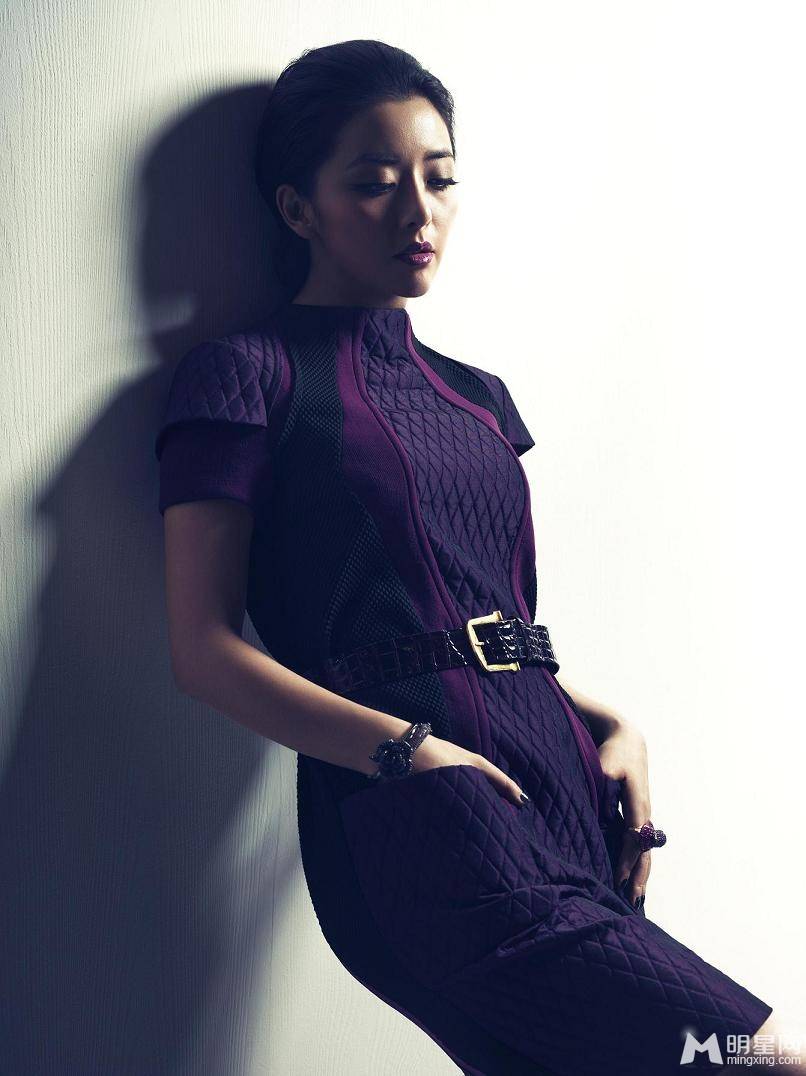 重庆女演员黄小蕾时尚短发糖果色写真