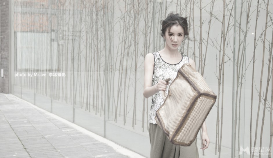中国女演员孙菲菲秋日时尚街拍