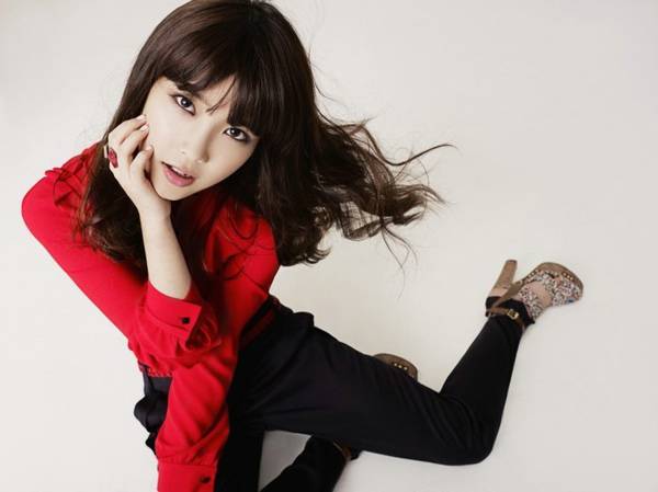 韩国女星李智恩演绎成熟小女人