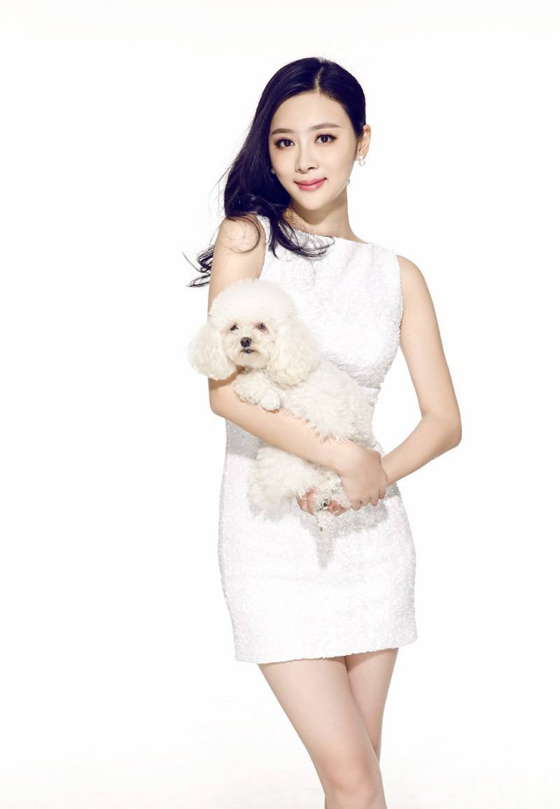 国民校花孙文婷抱萌犬拍写真