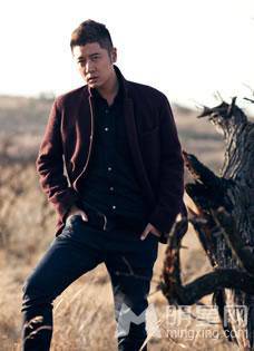 中国青年男演员任重南非户外大片