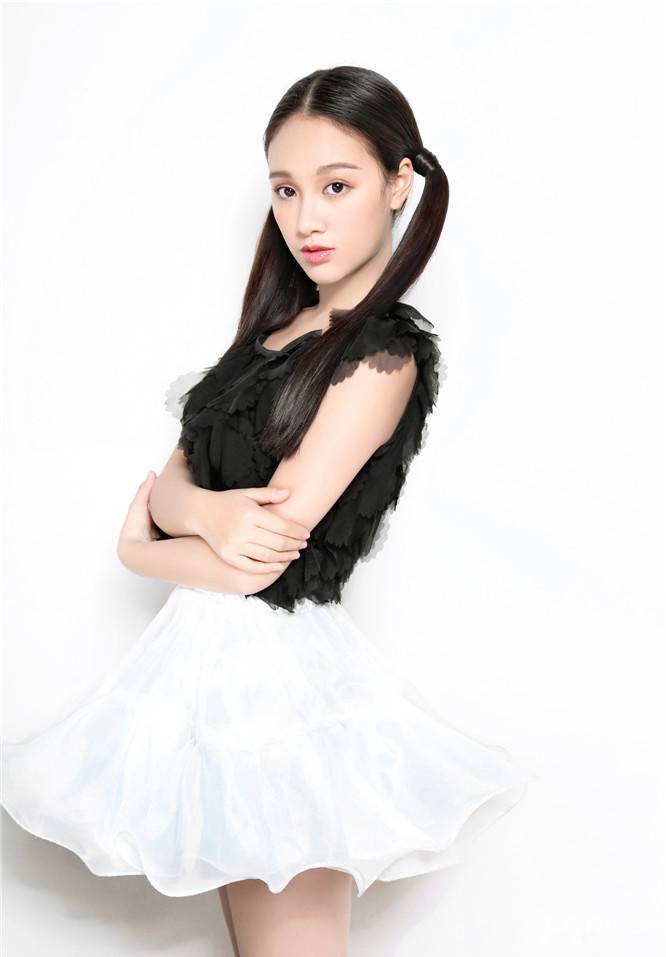 95年女演员程砚秋写真俏皮鬼马童趣十足
