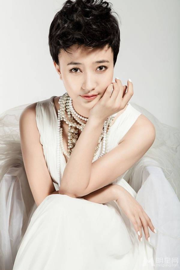 岁月如金演员阎娜尽显端庄优雅女人味