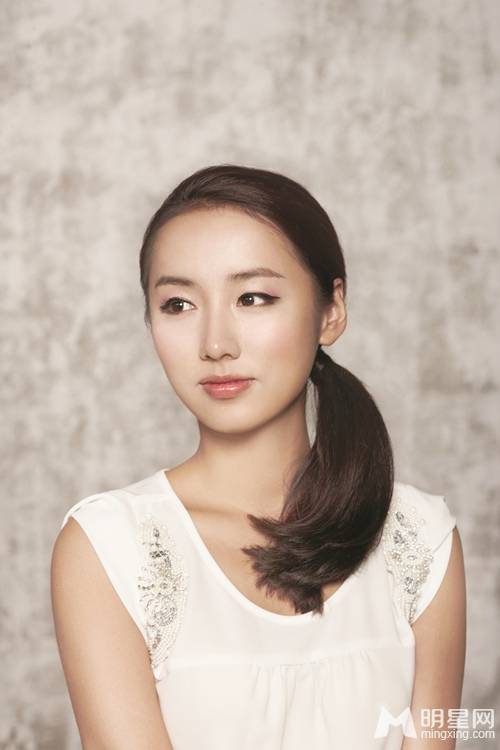 钱泳辰老婆吕一时尚清新写真