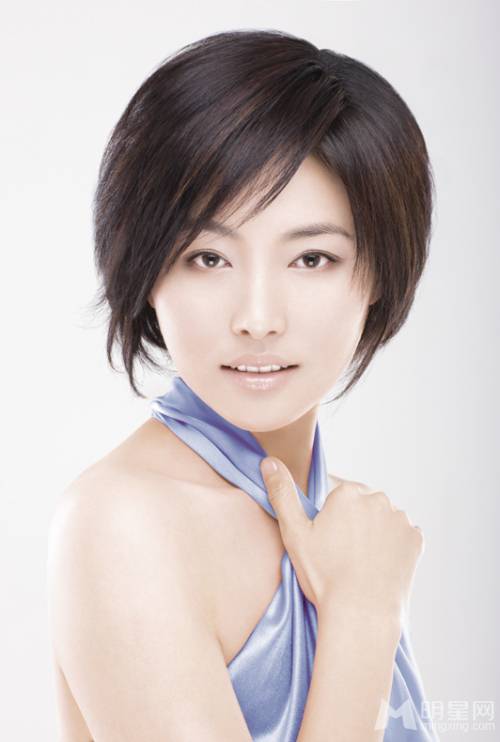 老电影演员张延裸妆秀白皙美肌