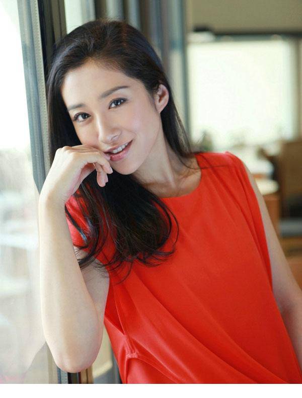 中国最有气质女明星刘思彤红裙写真