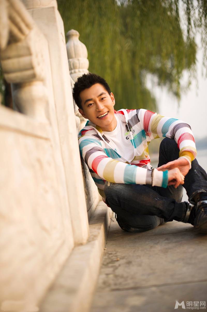 中国内地青年男演员赵楚仑帅气户外写真