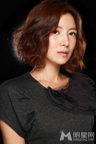 韩国美女演员尹世雅尽显知性之美