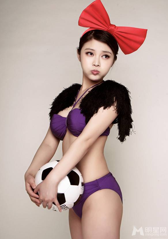 宅男女神徐冬冬化身中国足球宝贝