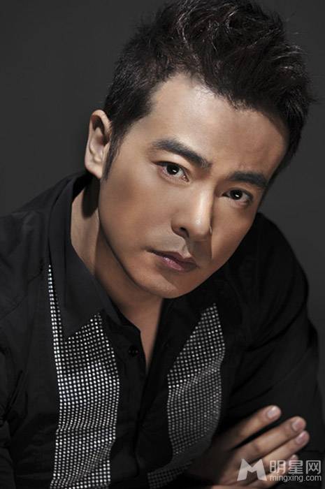 秦时明月演员于波写真变身冷峻型男