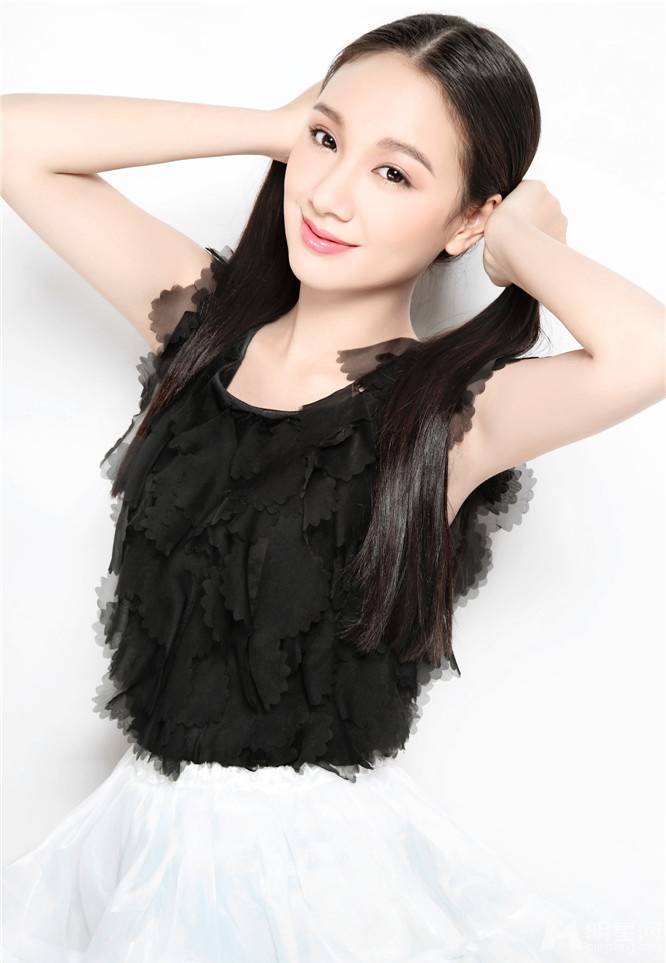 95年女演员程砚秋写真俏皮鬼马童趣十足
