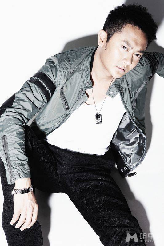 印小天休闲西装搭配尽显型男魅力