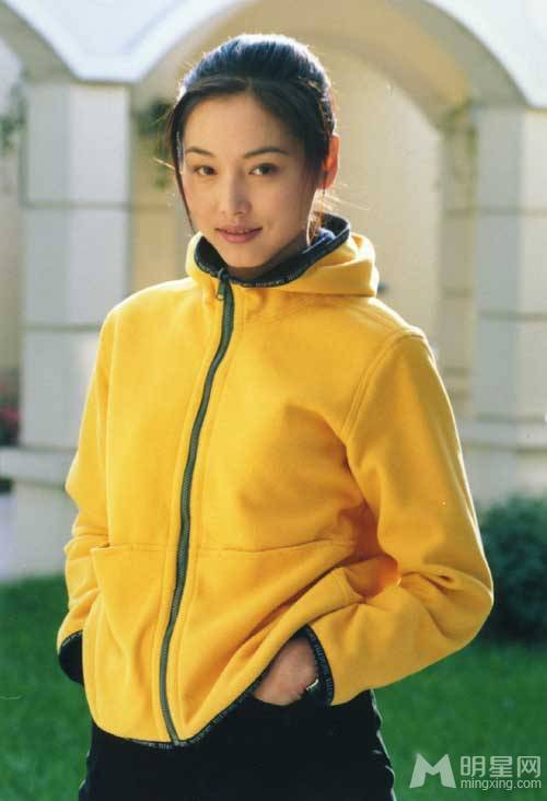 老电影演员张延裸妆秀白皙美肌