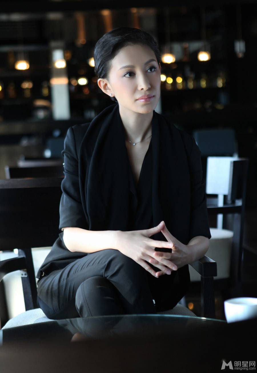 侯璎珏变身成熟性感女郎写真照