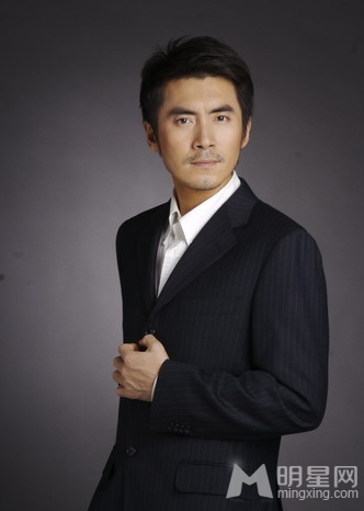 黄子腾诠释成熟魅力男人形象写真照