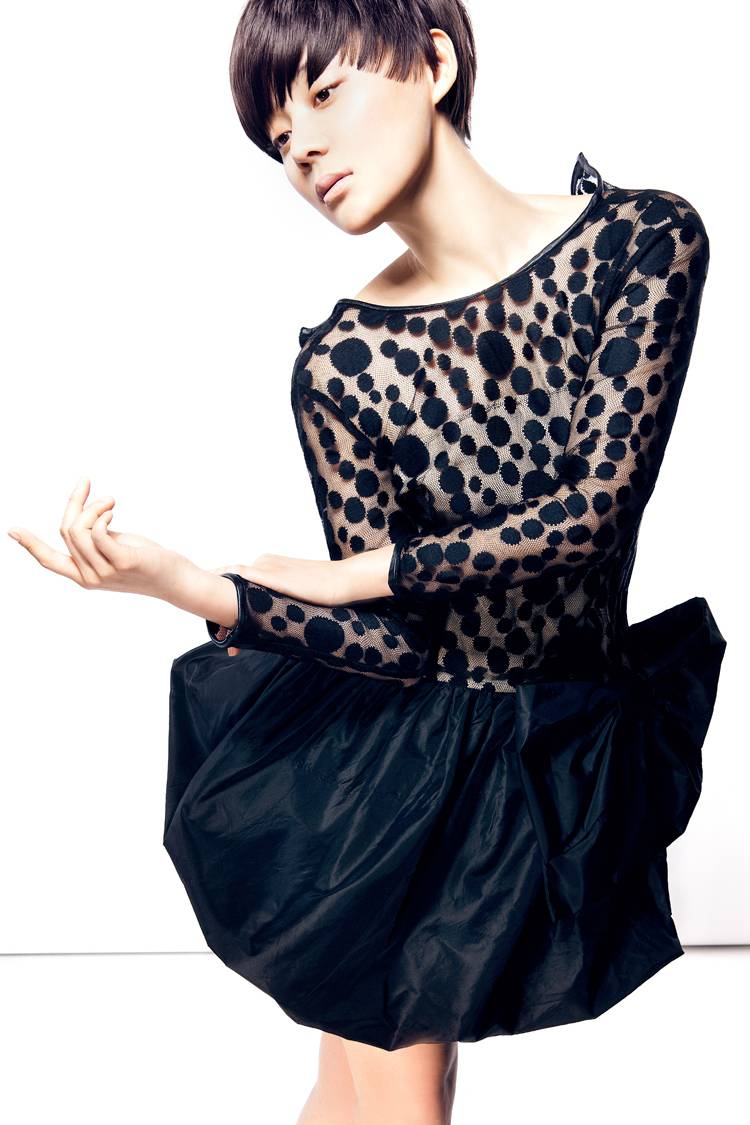 马甲线女王袁姗姗短发造型展优雅大气