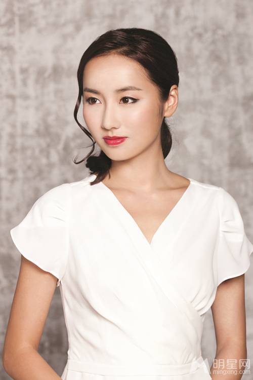 中国大陆女演员吕一温婉写真