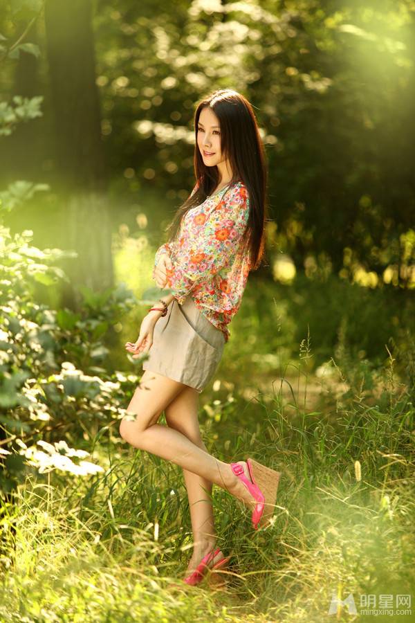 中国演员何琳户外写真尽展清新唯美